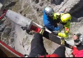 Imagen tomada desde el helicóptero del Gobierno de Cantabria durante el rescate del montañero ileso.