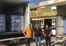 Empresarios de Benidorm, con los camiones fletados por la Peña Racinguista de la Comunidad Valenciana y la Casa de Cantabria.