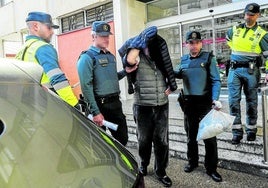 El acusado Jaime Acebes tapa su rostro a la salida de los Juzgados de Santoña.