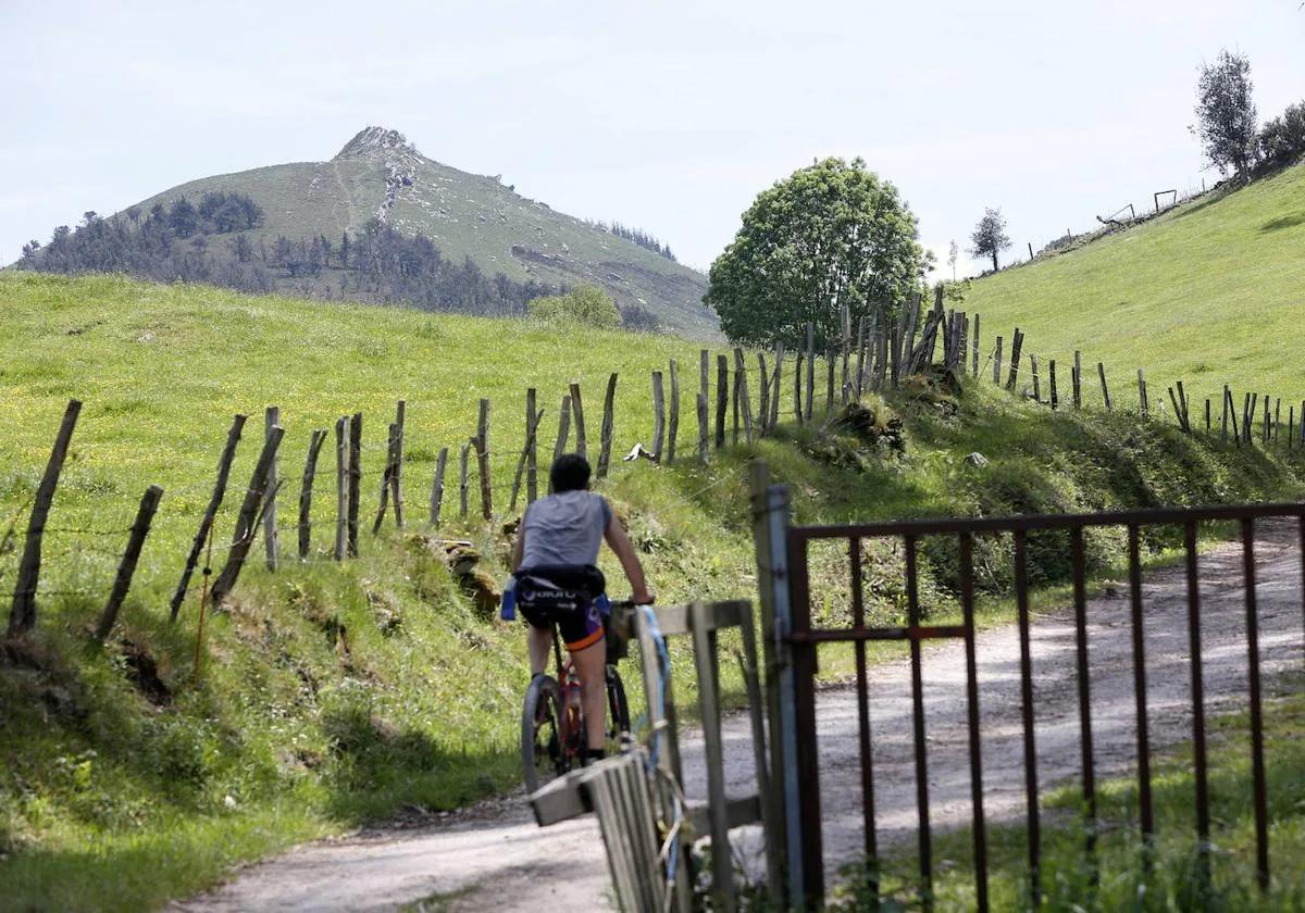 El naturalista Jesús García denuncia que la ruta familiar del Cuaternario pone en peligro el Dobra