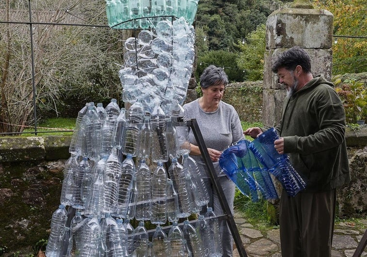 Dolores García, de la Junta Vecinal de Barcenaciones, junto al artista Fran Querol.