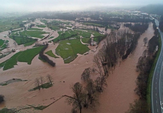 Inundaciones causadas por el desbordamiento del río Saja en 2019 a su paso por Virgen de la Peña.