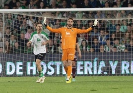 Ezkieta, junto a Javi Castro, pide calma en un momento del partido.¡