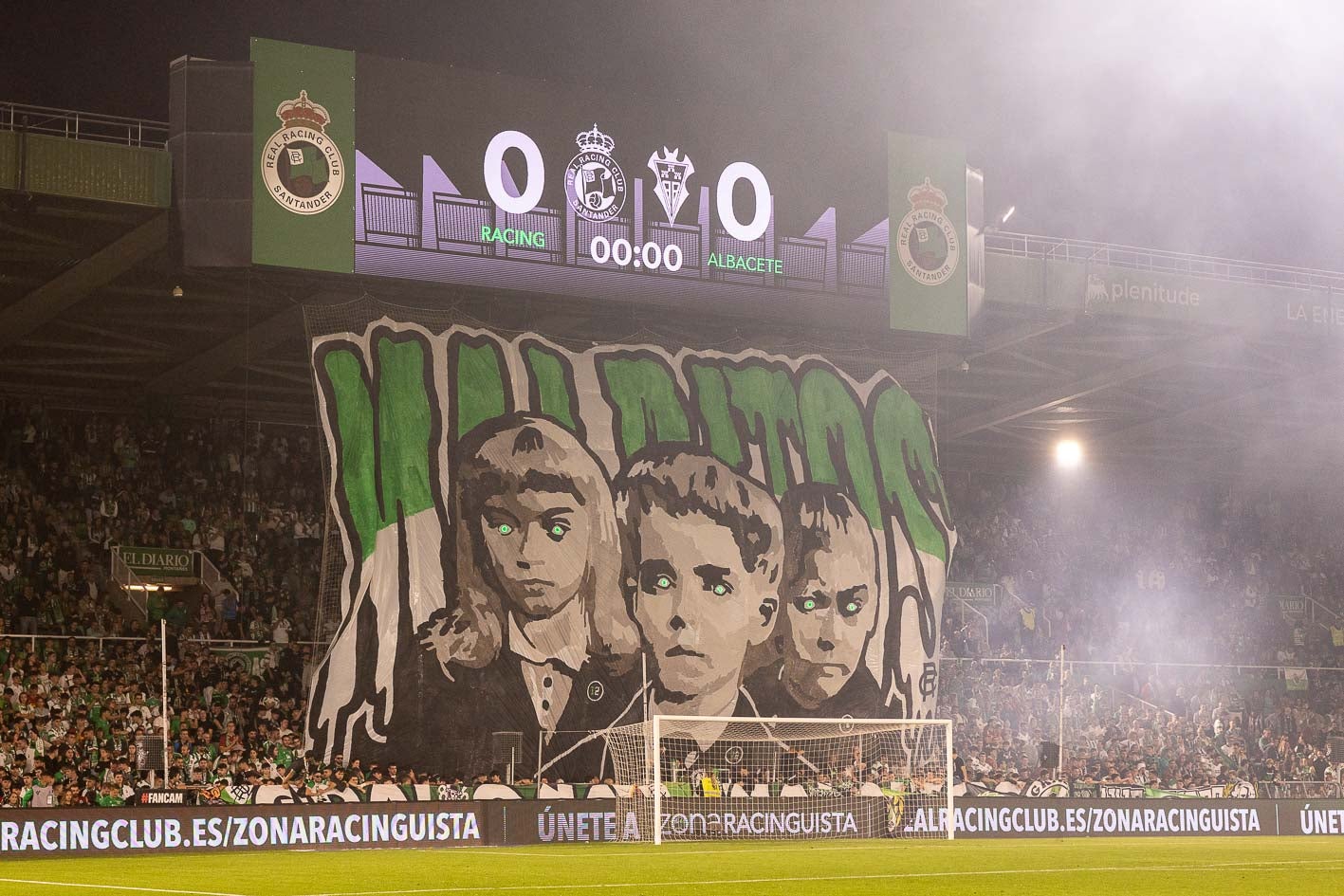 Espectacular tifo de La Gradona, con luces, humo y sonido. 