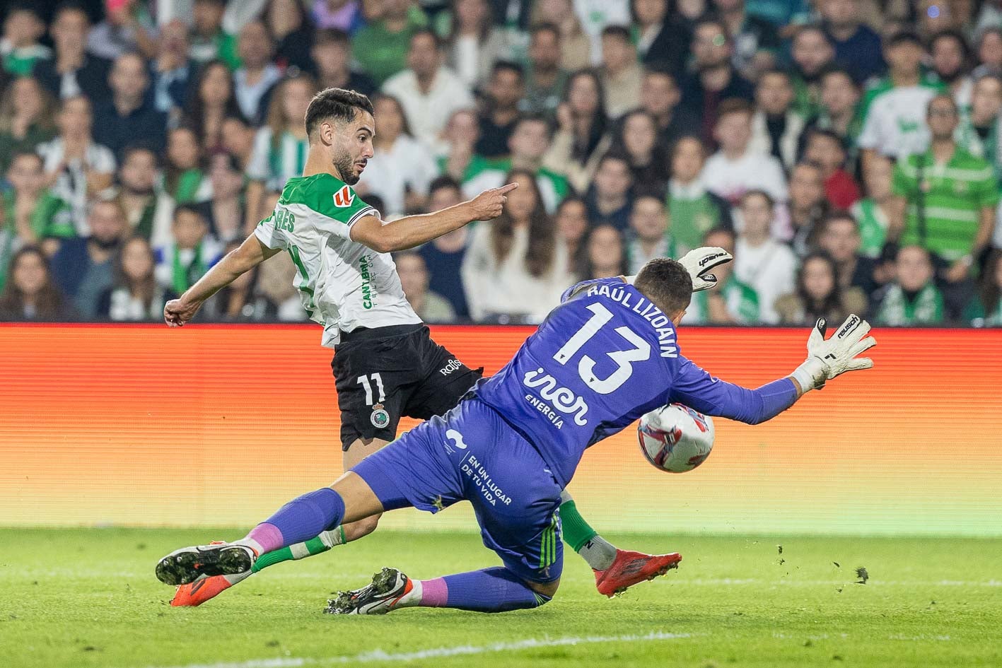 Andrés Martín estrella el balón en el cuerpo de Raúl Lizoain. 