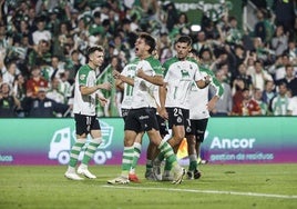 Marco Sangalli, en el centro, celebra junto a Vicente, a la izquierda, y Montero, a su derecha, el gol que marcó el sábado en los Campos de Sport ante el Albacete.