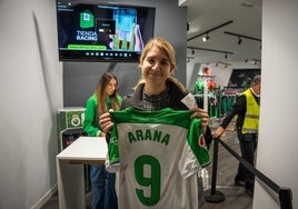 Una aficionada muestra la camiseta que ha adquirido, la que usó Arana el sábado ante el Albacete.