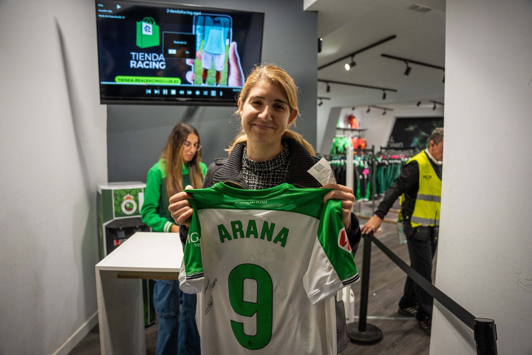 Una aficionada muestra la camiseta que ha adquirido, la que usó Arana el sábado ante el Albacete.