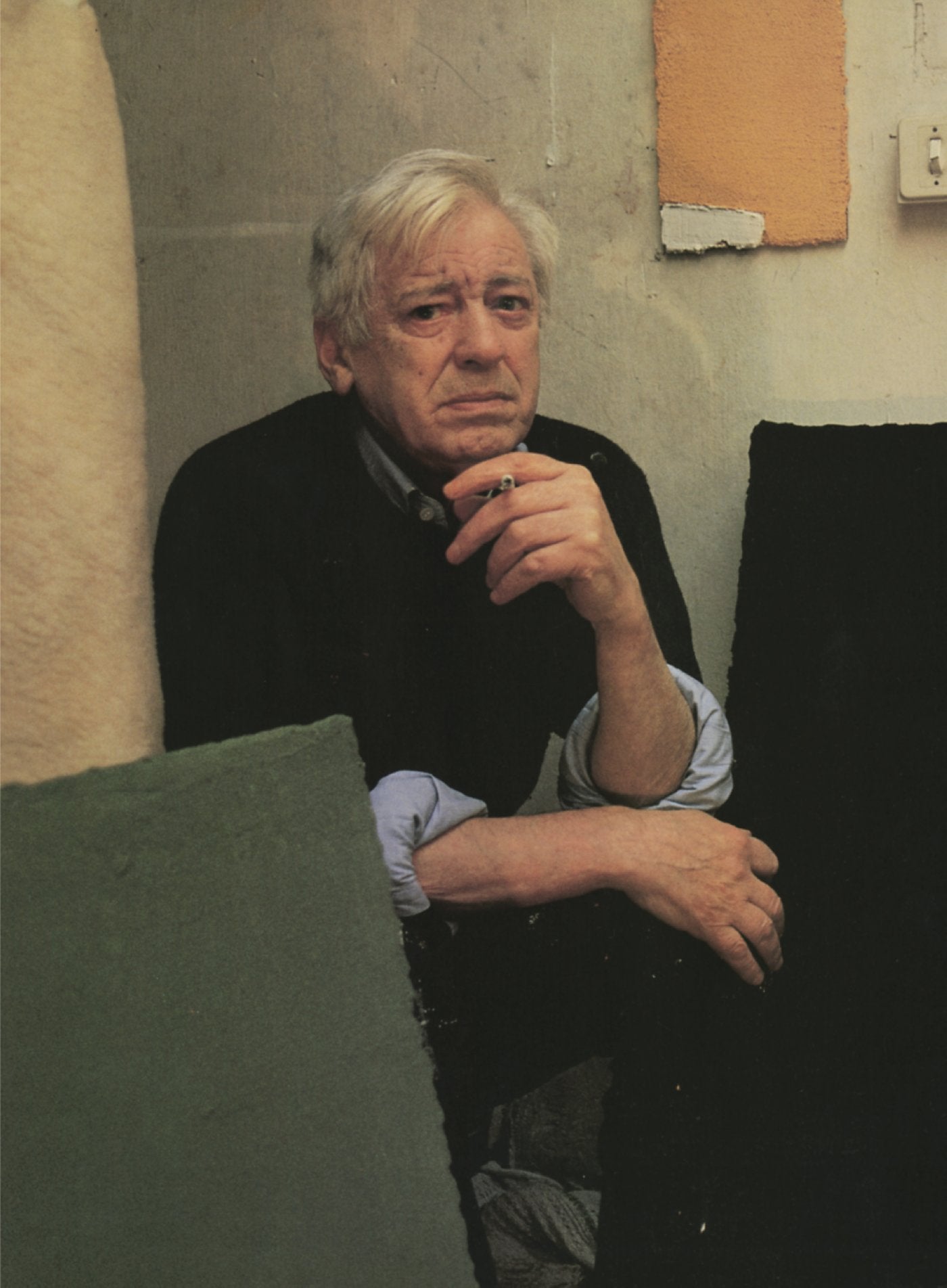 Ángel Alonso en el estudio de la rue Brézin durante la exposición de la galería Jacques Barbier, 1988.