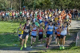 Los atletas de la categoría absoluta masculina, durante la prueba.