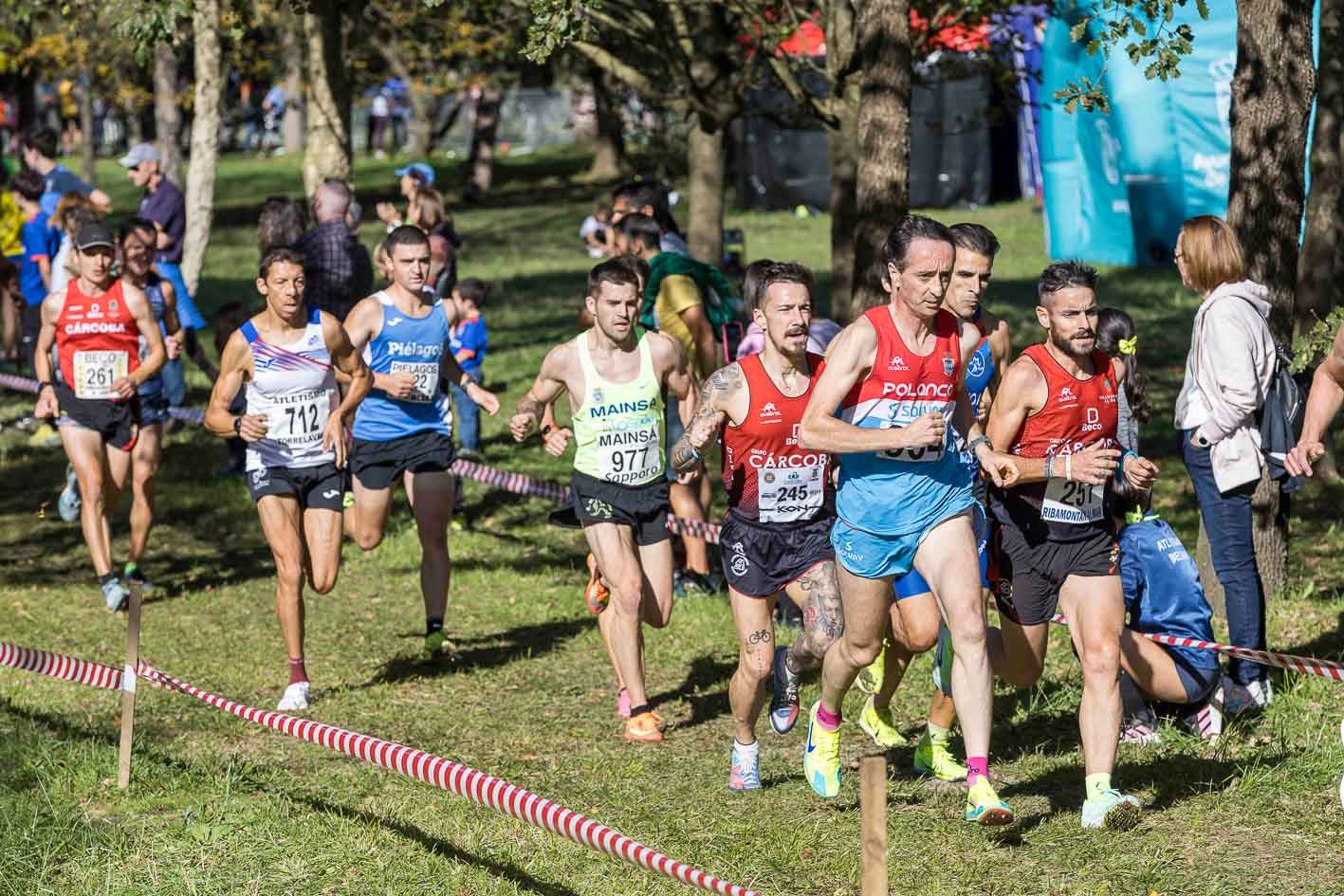 Pedro Gómez (251) marca el ritmo a un numeroso grupo.