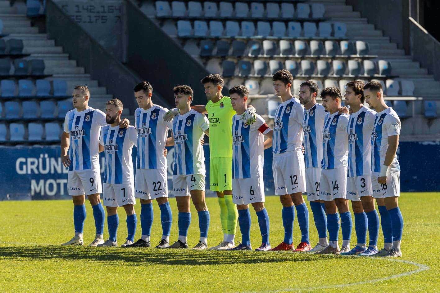 Los jugadores de la Gimnástica, durante el minuto de silencio por la tragedia provocada por la DANA.