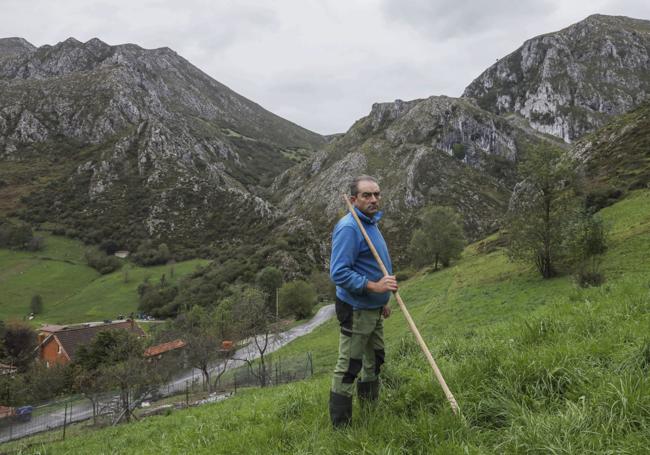 Rafa Roiz Campo posa en un prado cercano a Bejes.