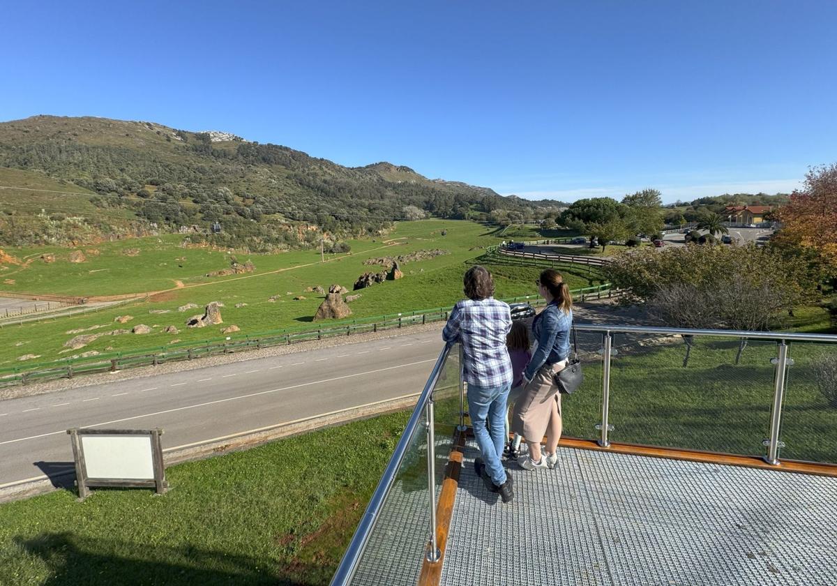 Una familia disfruta de las nuevas vistas al recinto de elefantes desde el mirador de Cabárceno.