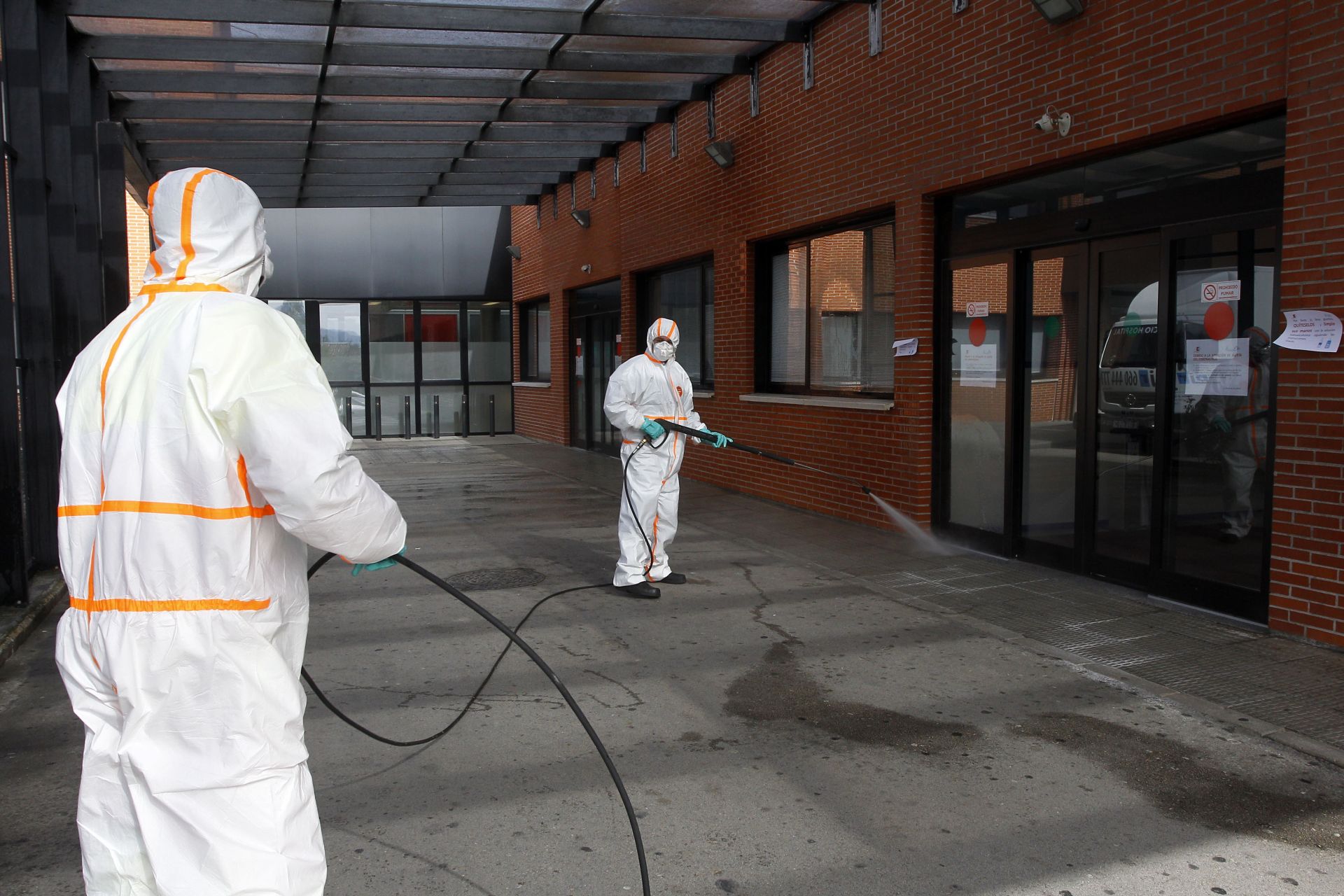 Dos operarios realizan labores de desinfección de las instalaciones, durante la pandemia en 2020.