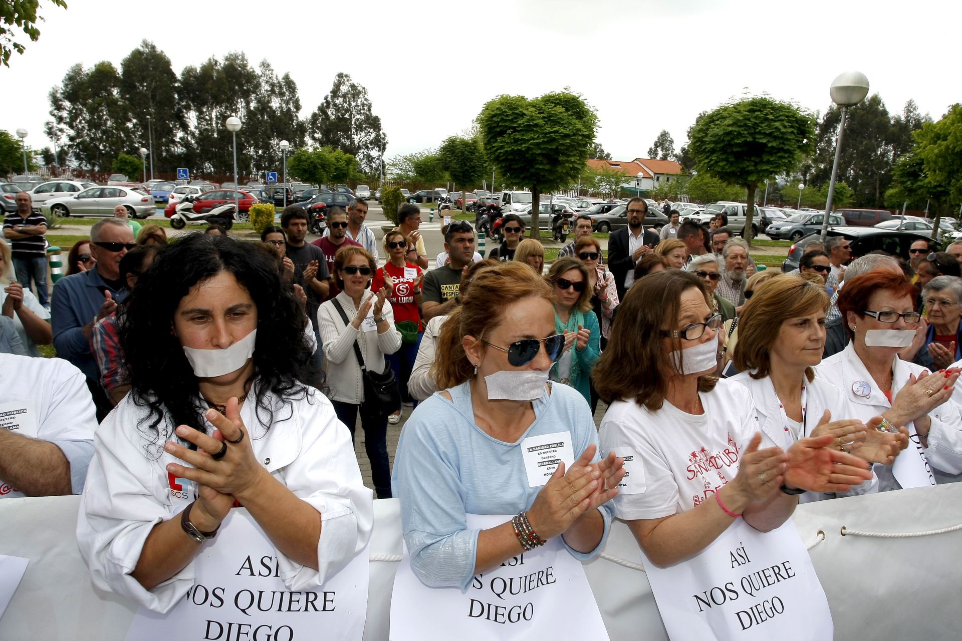 Concentración  en defensa de la sanidad pública, en 2014, con cientos de profesionales en la calle. 