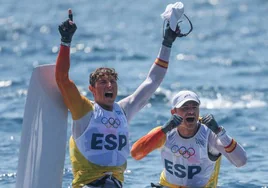 Florian Trittel y Diego Botín, tras ganar el título olímpico en aguas de Marsella.