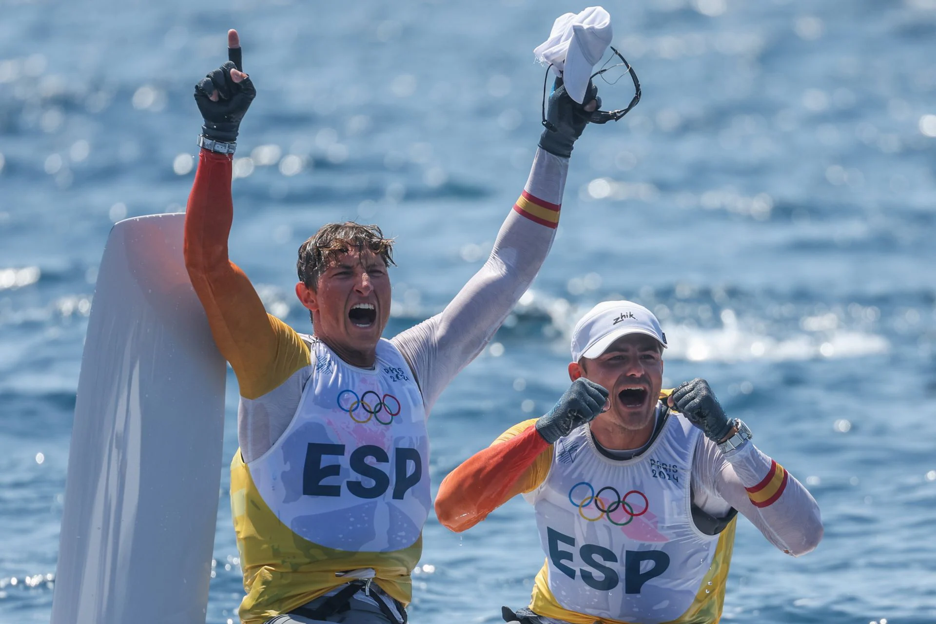 Florian Trittel y Diego Botín, tras ganar el título olímpico en aguas de Marsella.