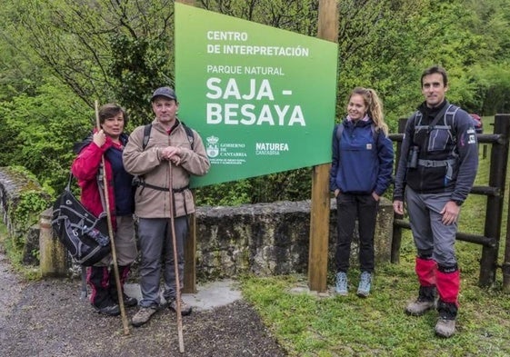 Un grupo, acompañado por guías del programa Naturea, recorre el Parque Natural del Saja-Besaya