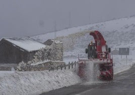 El plan de vialidad invernal cuenta con 46 máquinas quitanieves para despejar las carreteras cántabras.