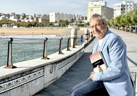 José Ramón Fernández, en El Sardinero, con su libro 'Ríe'.