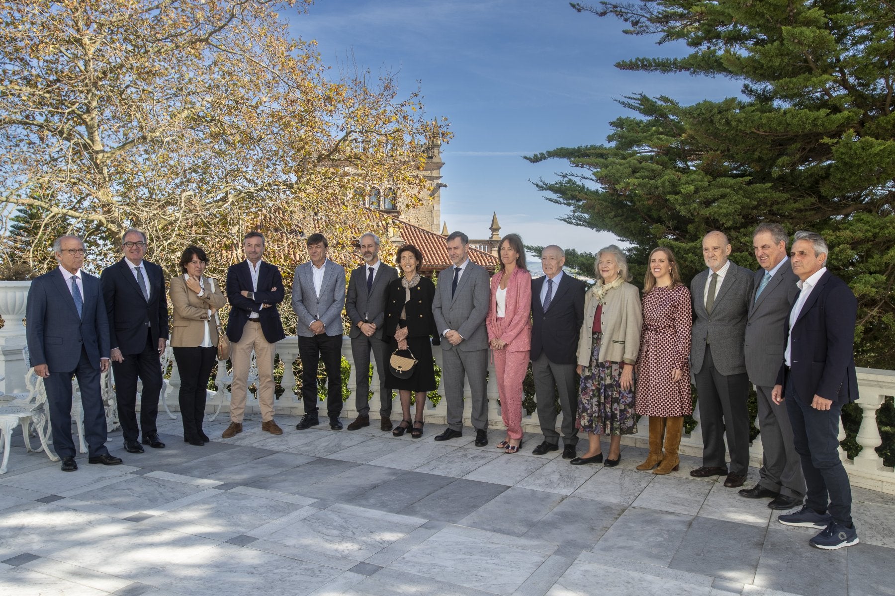 Los patronos posaron antes de la reunión, a la que no asistieron ni la presidenta de Cantabra ni la alcaldesa de Santander.