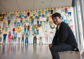 Shimabuku en la sala de exposiciones del Centro Botín.