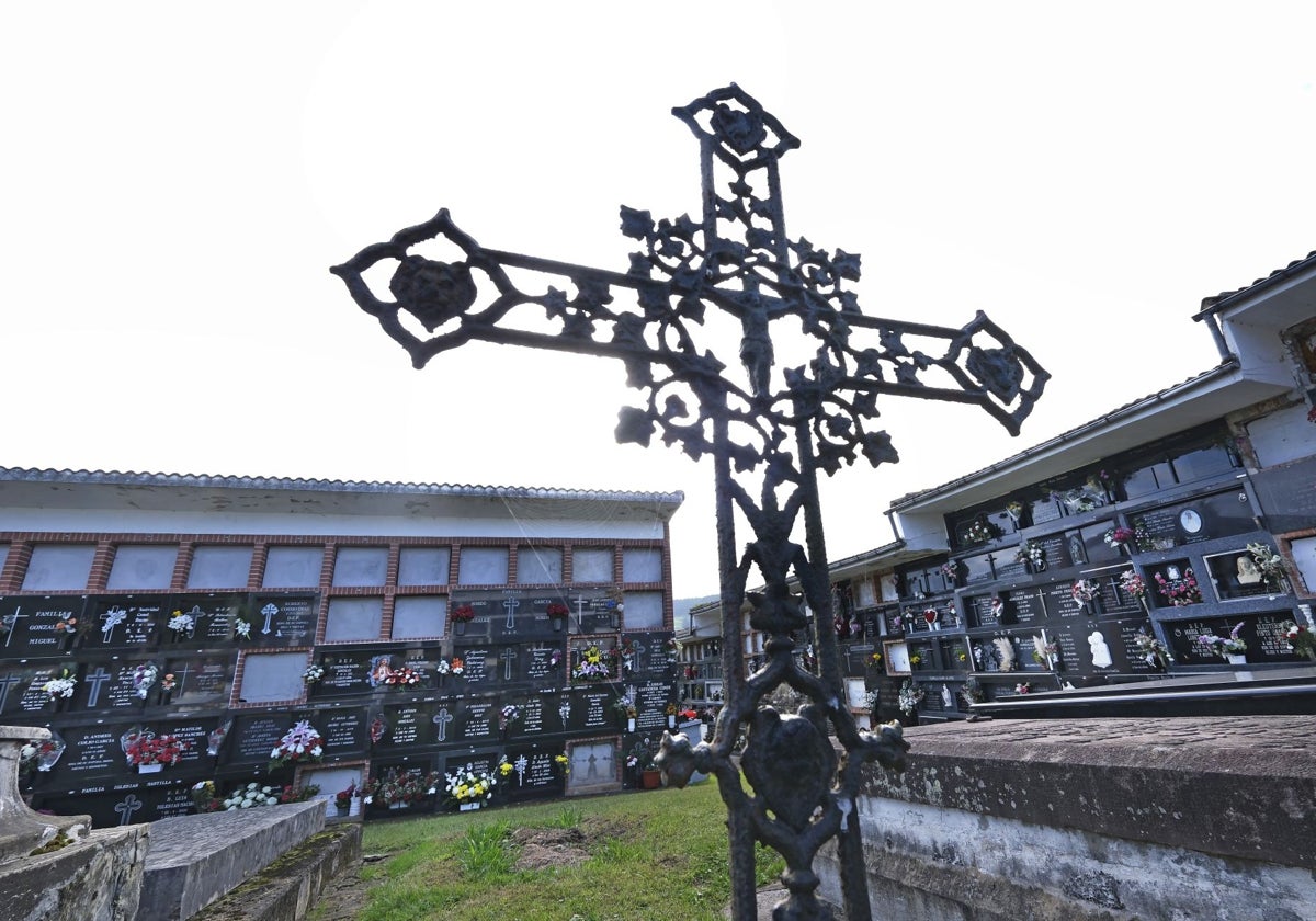 Nichos distribuidos en varios bloques en el interior del cementerio de Cabezón de la Sal.