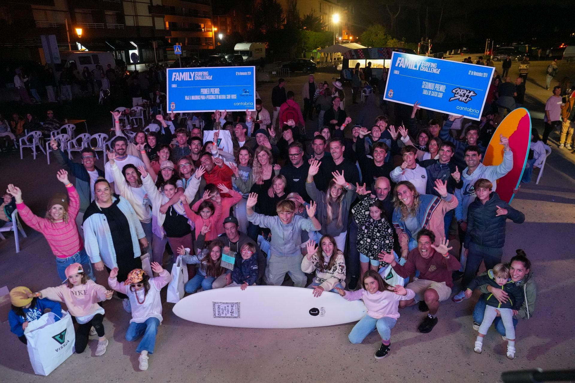 Foto de familia con todos los equipos de las familias que participaron en el Family Surfing Challenge, en la entrega de premios.