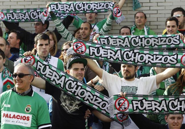 Los aficionados del Racing se concentraron para protestar contra los chorizos antes del partido que certificó el descenso, el último de la 2011-2012