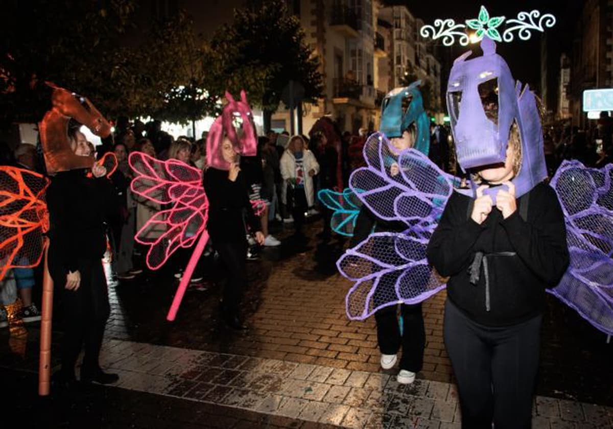 Desfile de la 'Noche Encuentada' a su paso por la Avenida Puente Carlos III de Reinosa.