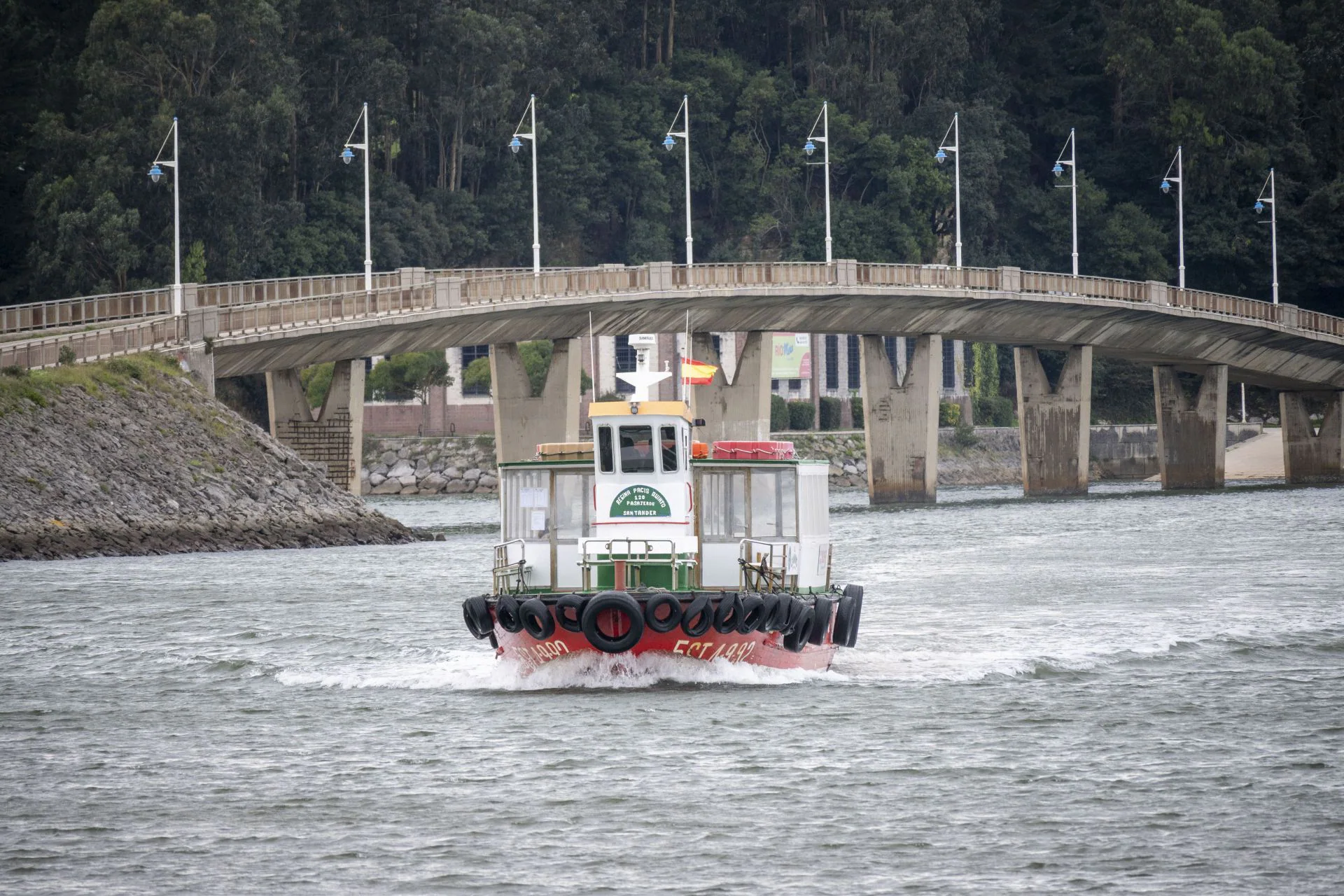 Lancha pedreñera llegando al embarcadero de Somo, al fondo el puente en 2022