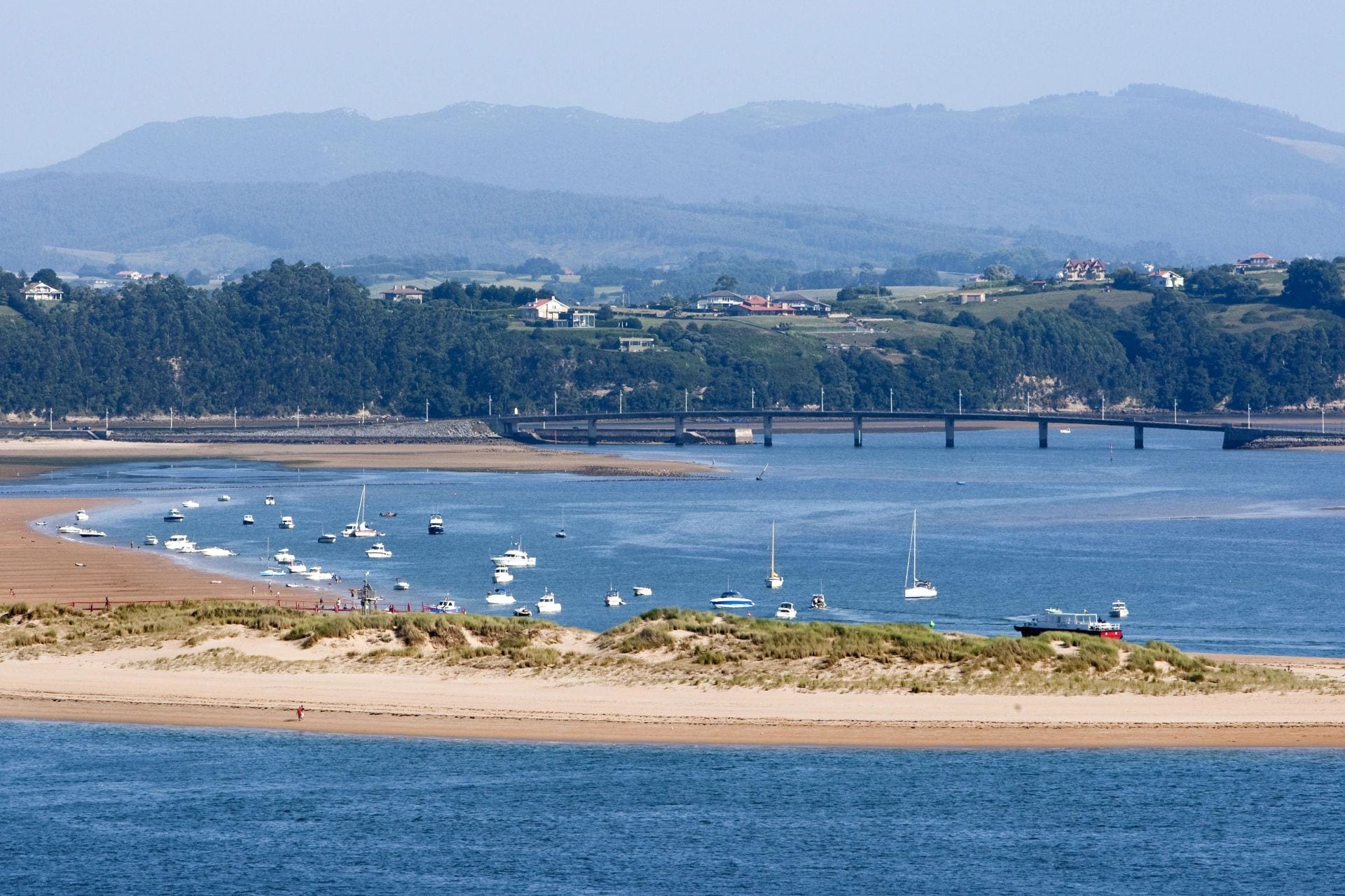 Vista desde Santander al puntal y puente de Somo en 2010.