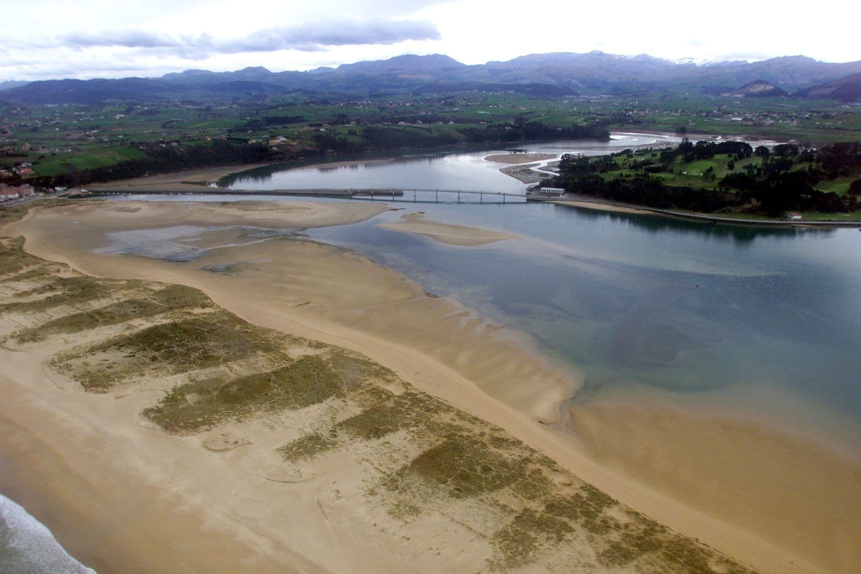 Vista aérea del puente de Somo a la altura del Puntal en 2002