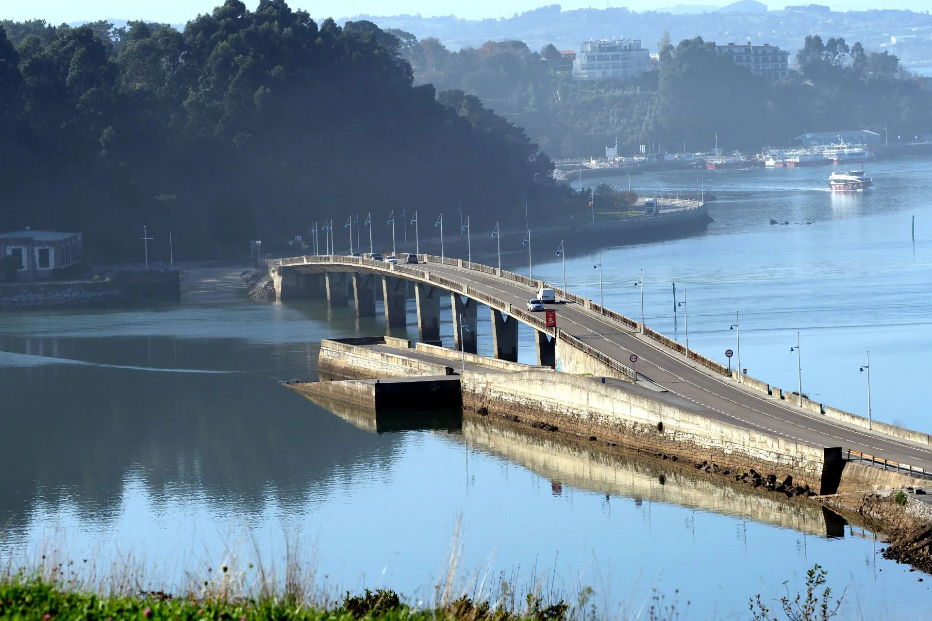 Puente de Somo y desvío al embarcadero de la ría de Cubas.