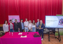 Asistentes al acto de entrega del dinero recaudado en la marcha contra el cáncer de mama de Reocín.