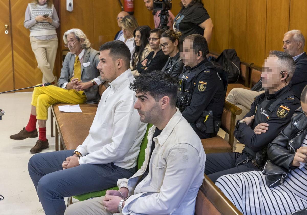 Los dos acusados, Bryan Barroso, a la izquierda, y Adrián Bedia, en la vista de apelación celebrada ayer en la Sala de lo Penal del TSJC.