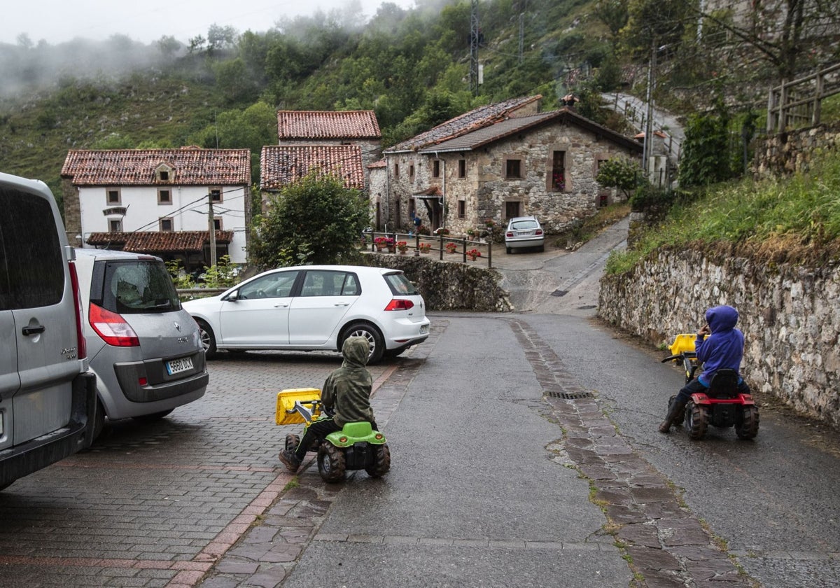 Dos niños juegan en las calles de Tresviso, uno de los municipios en los que el Ejecutivo asumirá el 100% del coste de las obras.