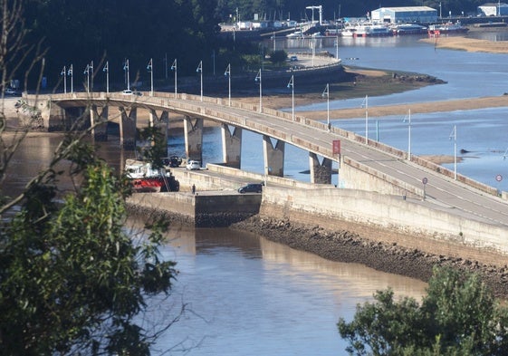 El puente que une Somo y Pedreña sobre la ría de Cubas.