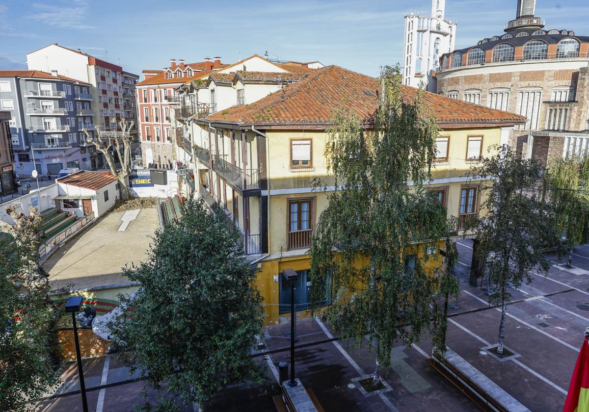 Bolera de la Peña Bolística y edificio municipal, que se encuentra vallado por su avanzado deterioro.