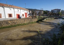 El río Asón a su paso por Ampuero tras las inundaciones de 2021.