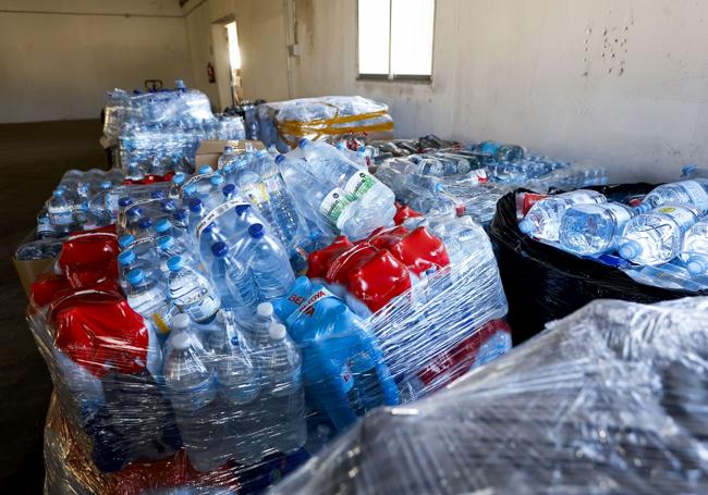 Pallets de botellas de agua mineral que han sido donados para los danmificados por la DANA.