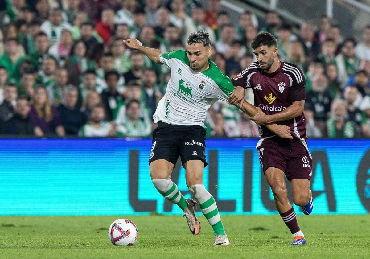 Arana se escapa de un jugador del Albacete, partido en el que se lesionó.