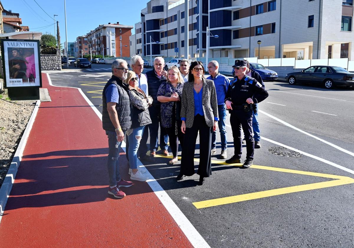 La alcaldesa de Santander, Gema Igual, junto a la concejala de Barrios, Lorena Gutiérrez, técnicos municipales y representantes vecinales en la Avenida de Cantabria, en Cueto.