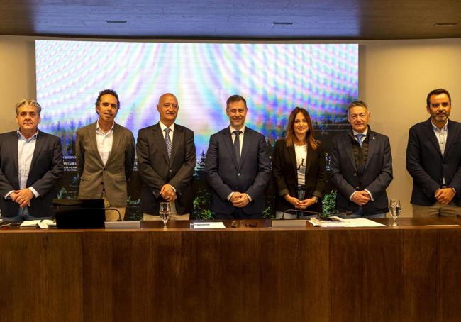 De izquierda a derecha: el alcalde de Reinosa, José Luis López Vielba; CEO de SNÖ Hotels, David Rey; el alcalde de Hermandad de Campoo de Suso, Pedro Luis Gutiérrez; el consejero de Turismo, Luis Martínez Abad; la directora de CANTUR, Inés Mier; el alcalde de Campoo de Enmedio, Pedro Manuel Martínez y el director de Recursos Humanos de SNÖ Hotels, Julio Arévalo.