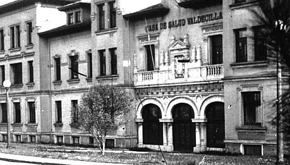 La portalada de la Casa de Salud Valdecilla, el germen de lo que hoy es el Hospital Universitario.