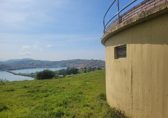 Depósito de La Maza con San Vicente de la Barquera al fondo.