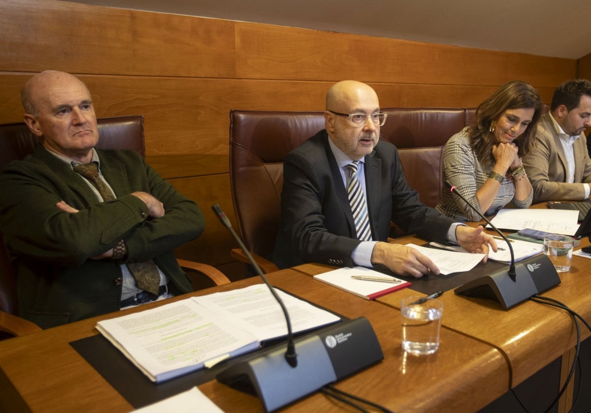 El teniente fiscal, Ángel González, a la izquierda, y el fiscal superior de Cantabria, Jesús Arteaga, durante su comparecencia en el Parlamento.