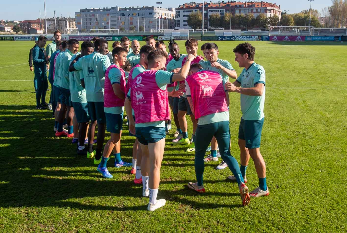 Manteo a Manu Hernando para celebrar su renovación.