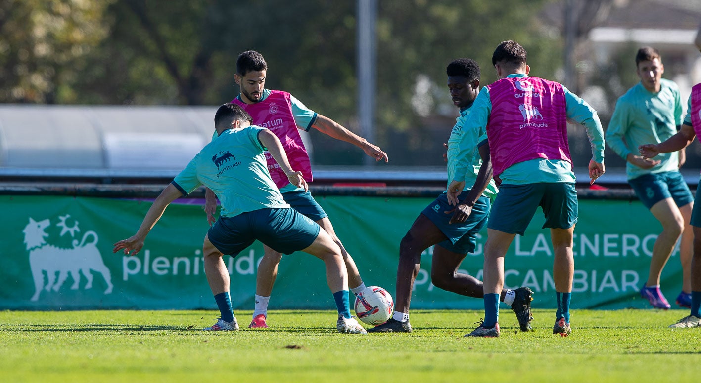 Andrés Martín disputa un balón con Maguette Gueye.